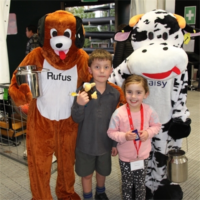 Daisy and Rufus with children at Instore Days 2018