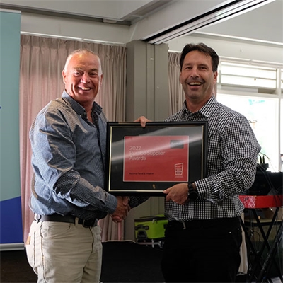 Lester-presents-award-to-Stu-Robinson-of-Aakland-Chemicals-at-the-Card-Supplier-Awards-2022